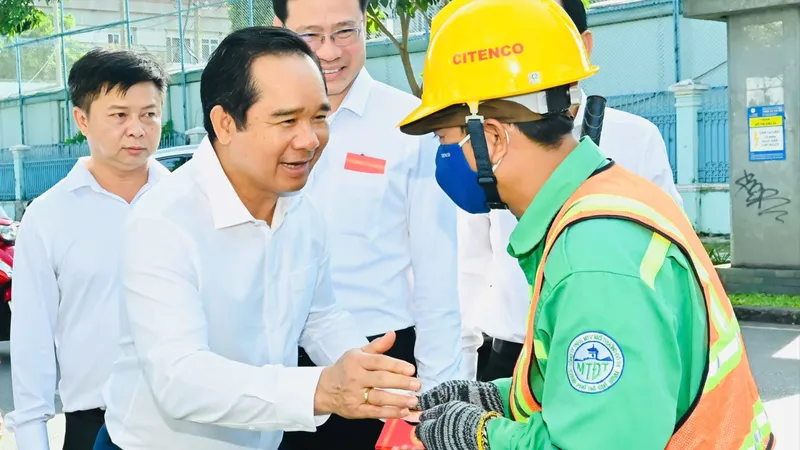 Chủ tịch UBND TPHCM thăm, động viên công nhân vệ sinh môi trường trực tết