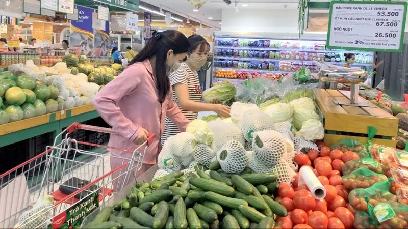 Mùng 2 Tết: Chợ mở bán dần, thực phẩm tươi sống hút khách