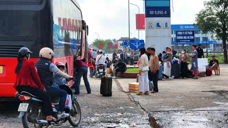 Người dân Hà Tĩnh vất vả đón xe vào Nam, ra Bắc sau tết 
