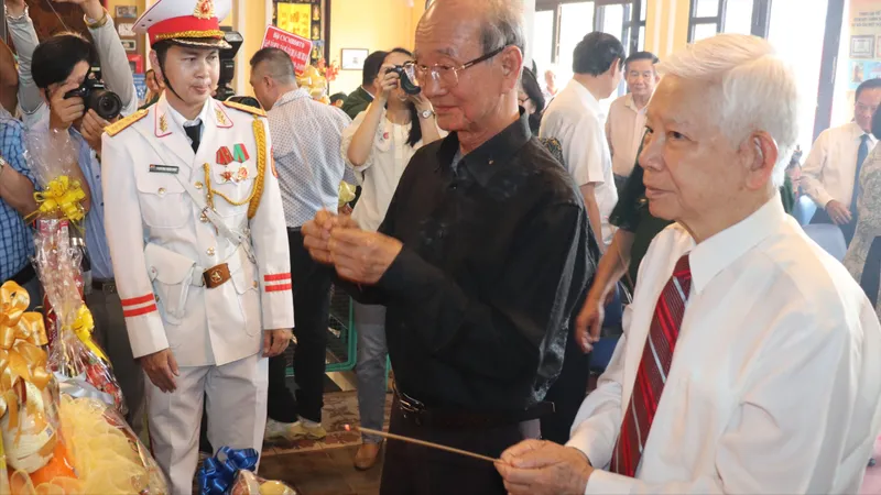 Nguyên Chủ tịch nước Nguyễn Minh Triết dâng hương tưởng nhớ các Anh hùng liệt sĩ Biệt động Sài Gòn – Gia Định. Ảnh: THÁI PHƯƠNG