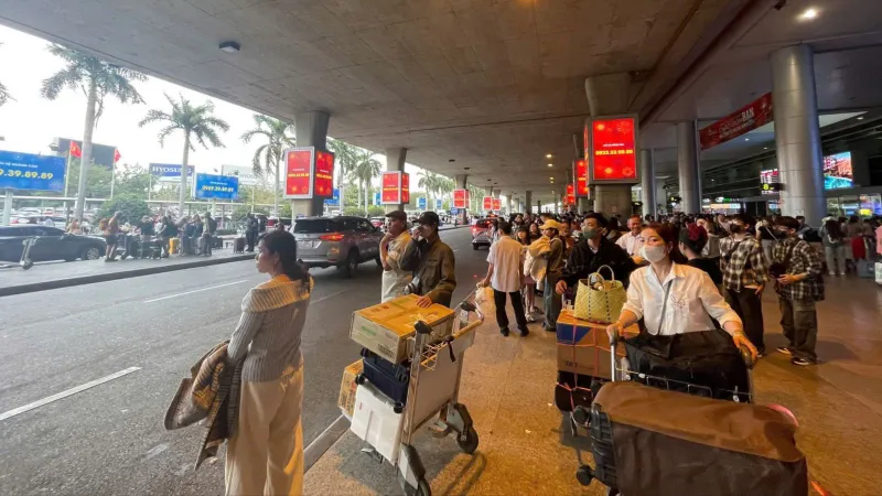Ngày 22-2, sân bay Tân Sơn Nhất tiếp tục lập kỷ lục khi đón gần 178.000 lượt khách