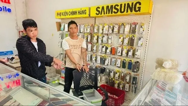 Bắt giữ 2 thanh niên đột nhập cửa hàng, trộm 17 điện thoại 