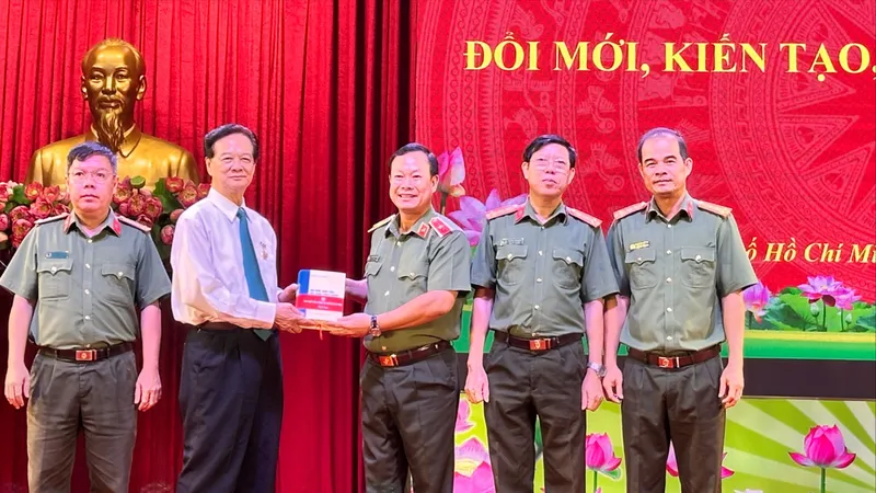 Giới thiệu ấn phẩm "Đổi mới, kiến tạo, hội nhập, phát triển" của đồng chí Nguyễn Tấn Dũng