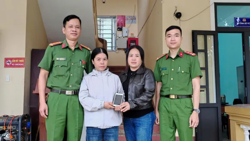 Chị Trang (áo trắng) nhờ Công an tìm người chuyển khoản nhầm 500 triệu đồng 