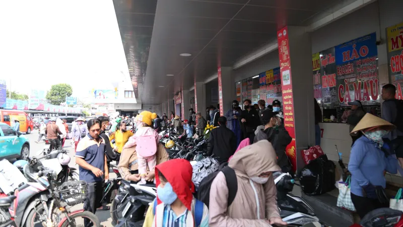Giá xăng dầu tăng mạnh nhưng doanh nghiệp vận tải chưa tăng giá vé