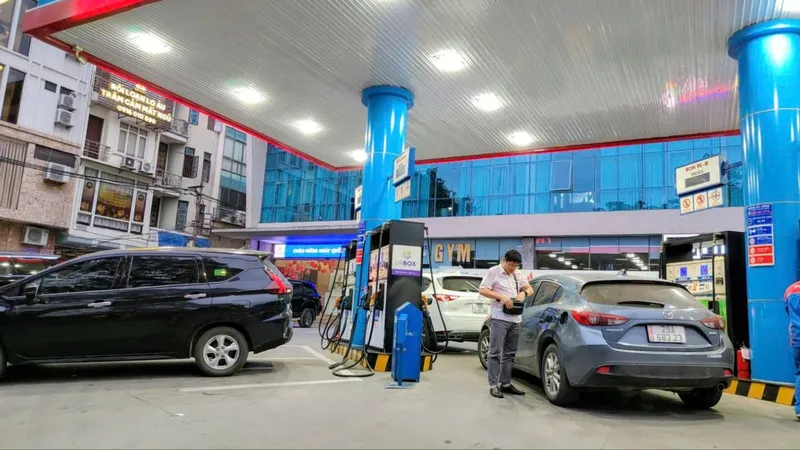 Hà Nội yêu cầu doanh nghiệp xăng dầu bán đúng giá niêm yết, cấm găm hàng