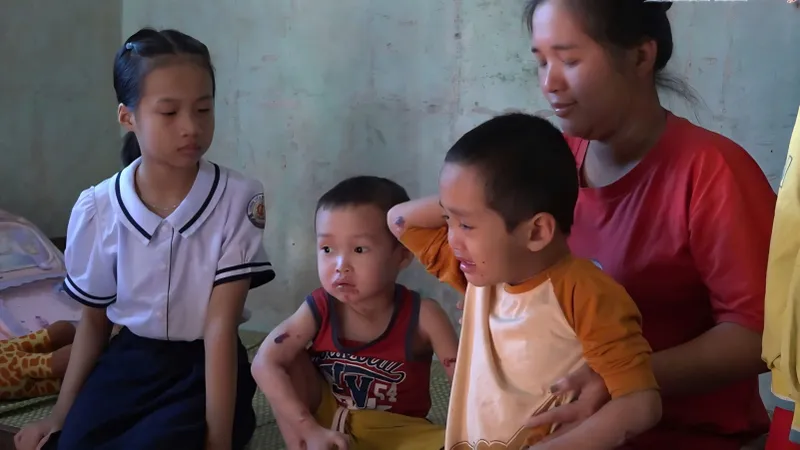 Nữ sinh lớp 5 gồng mình chăm hai em mắc bệnh hiếm
