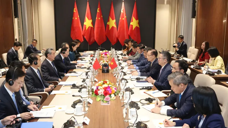 Bộ trưởng Bộ Ngoại giao Việt Nam trao đổi chiến lược với Bộ trưởng Bộ Ngoại giao Trung Quốc