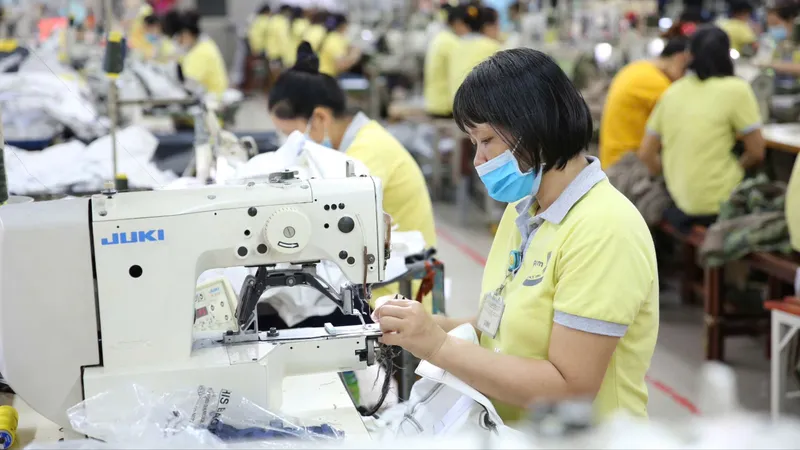 Công nhân Công ty TNHH Dony làm việc trên dây chuyền may mặc, đáp ứng yêu cầu sản xuất linh hoạt, đơn hàng nhỏ và giao nhanh của thị trường. ẢNH: HOÀNG HÙNG