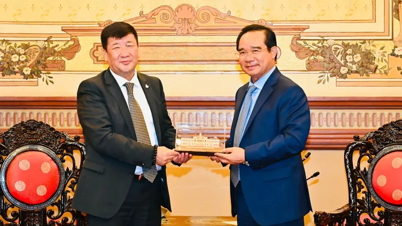 Đồng chí Nguyễn Văn Được tặng quà lưu niệm đến Đại sứ Mông Cổ Jigjee Sereejav. Ảnh: VIỆT DŨNG