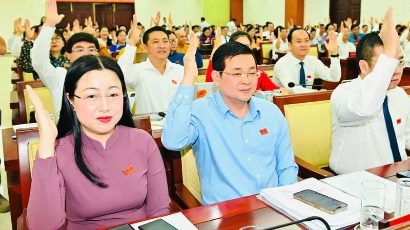 Các đại biểu HĐND TPHCM biểu quyết tại kỳ họp