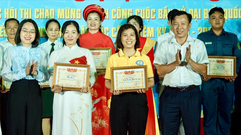 Phó Bí thư Thường trực Đảng ủy phường An Phú Đông Hồ Thị Thủy và Quyền Chủ tịch UBND phường An Phú Đông Nguyễn Chí Thiện trao giải nhất và giải nhì cho hai đơn vị xuất sắc là Khu phố 4 và Trường Tiểu học Phạm Văn Chiêu. Ảnh: THÚY BÌNH 