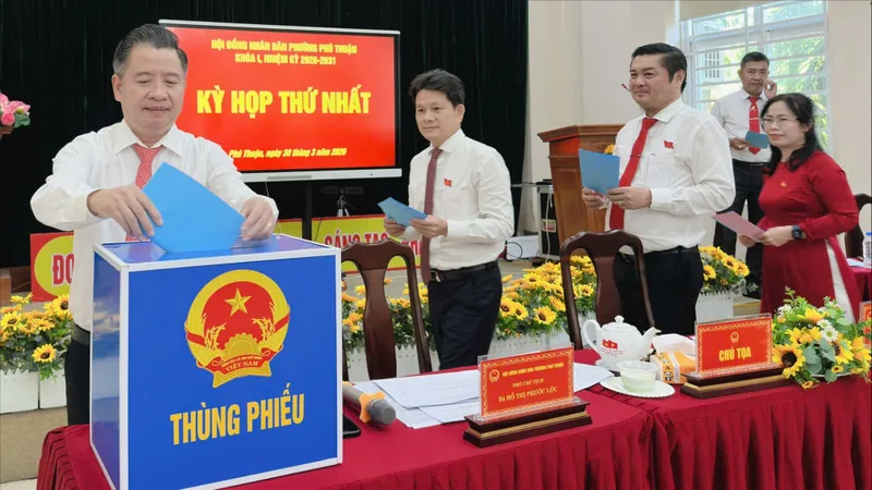 Phường Phú Thuận (TPHCM) bầu các chức danh chủ chốt