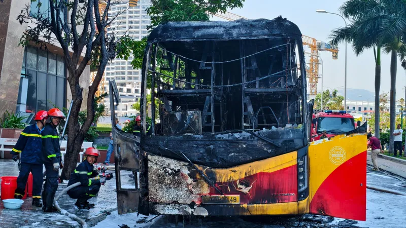 Cháy xe khách ở trung tâm Nha Trang
