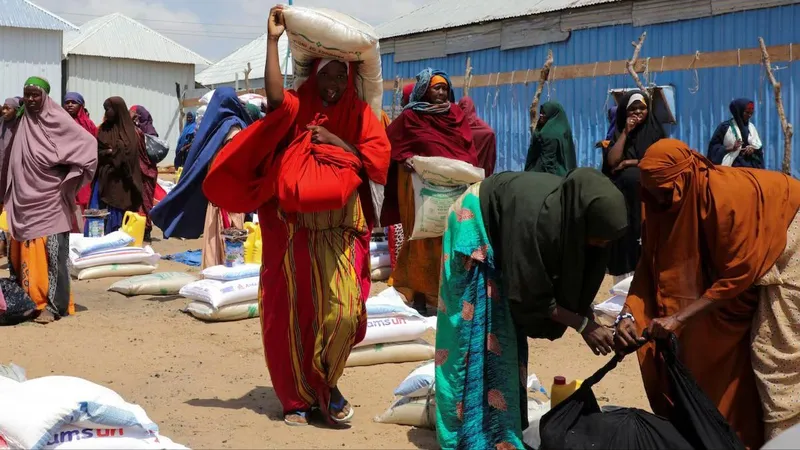 Người dân bang Zamfara, Tây Bắc Nigeria, nhận lương thực cứu trợ. Ảnh: The Fatu Network