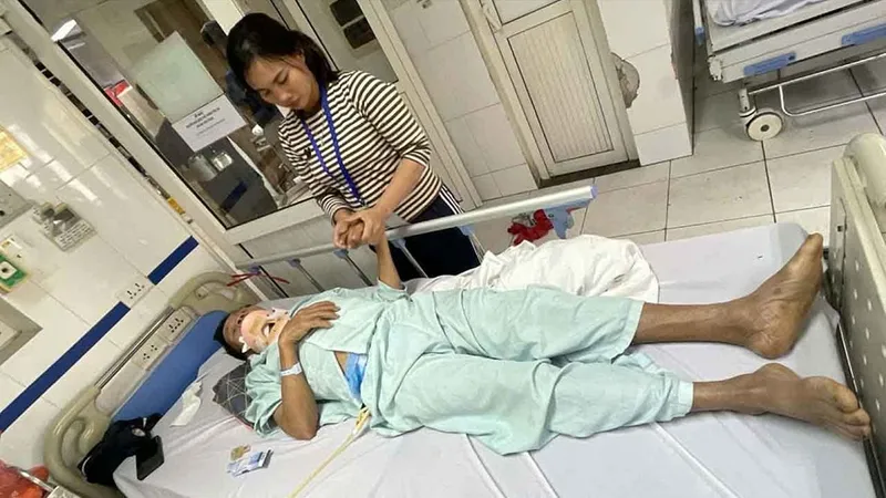 Chồng nguy kịch, vợ con cùng nhập viện