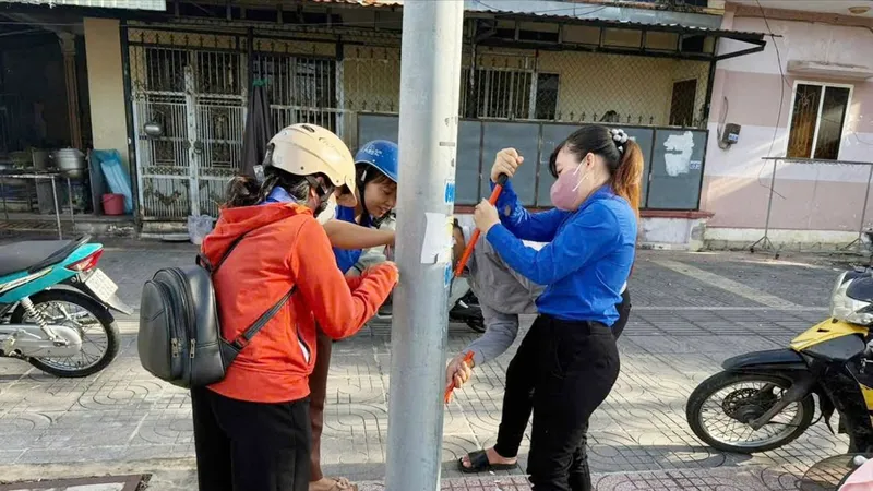 Chung tay làm sạch phố phường