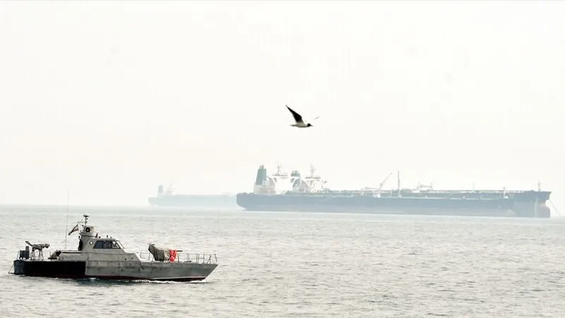 Tàu thuyền di chuyển qua eo biển Hormuz cần phải phối hợp hành trình với IRGC. Ảnh: Anadolu Aganecy
