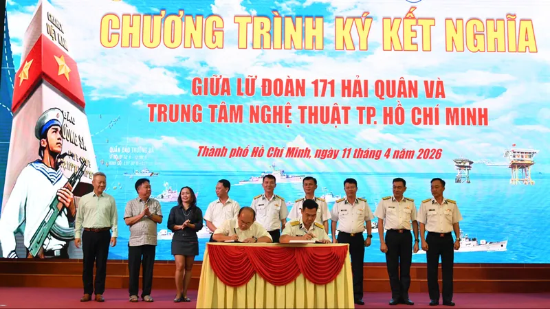 Lữ đoàn 171 Hải quân và Trung tâm Nghệ thuật TPHCM ký kết nghĩa