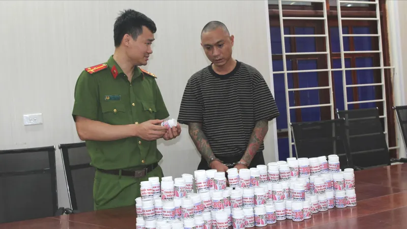 Cơ quan Cảnh sát điều tra Công an tỉnh Nghệ An đọc lệnh khởi tố vụ án, khởi tố bị can đối với Nguyễn Duy Sơn. Ảnh: CÔNG AN NGHỆ AN 