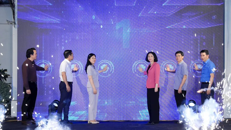 Các đại biểu thực hiện nghi thức khai trương Cổng thông tin ATTP Hà Nội. Ảnh: https://soyte.hanoi.gov.vn/