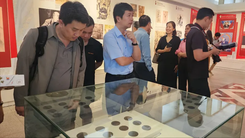 Trưng bày tổ chức nhân kỷ niệm 156 năm ngày sinh V.I. Lênin (22-4-1870 – 22-4-2026). Ảnh: THU HÀ