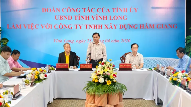 Đồng chí Trần Văn Lâu, Ủy viên Trung ương Đảng, Bí thư Tỉnh ủy Vĩnh Long phát biểu tại buổi làm việc, sáng 23-4
