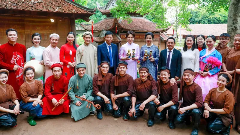 Phu nhân Tổng Bí thư, Chủ tịch nước và Phu nhân Tổng thống Hàn Quốc thăm Bảo tàng Dân tộc học Việt Nam ngày 23-4. Ảnh: VIẾT CHUNG.