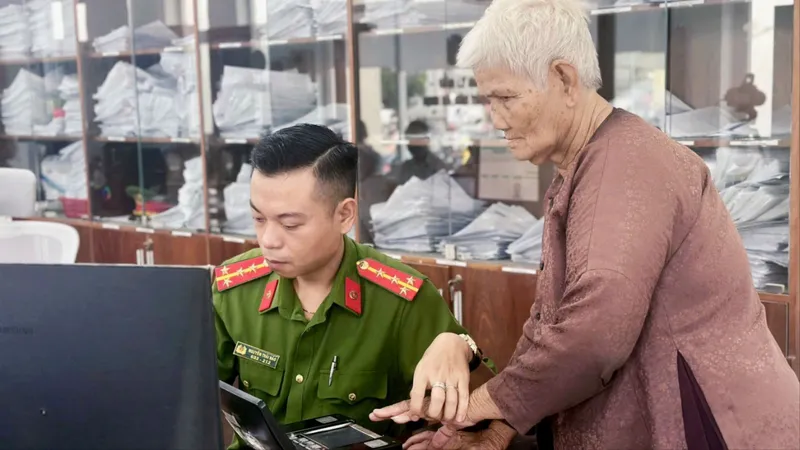 Tháo gỡ giấy tờ cho người yếu thế ở phường Lái Thiêu