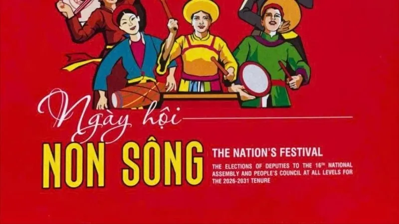 Sách ảnh song ngữ về Ngày hội non sông. Ảnh HOA NGUYỄN