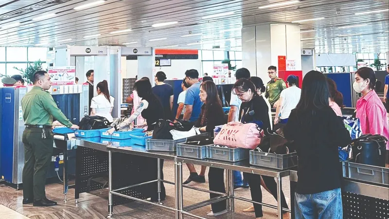 Bắt đầu kỳ nghỉ lễ, các điểm du lịch hút khách