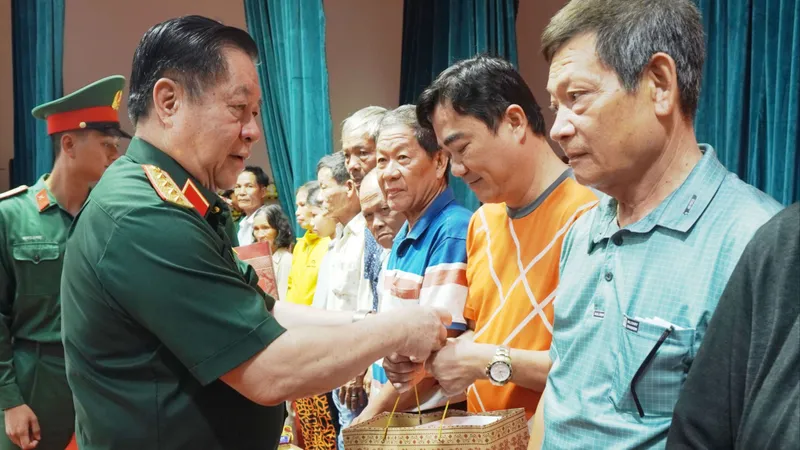 Đại tướng Nguyễn Trọng Nghĩa trao quà đến gia đình chính sách, công nhân tại Gia Lai