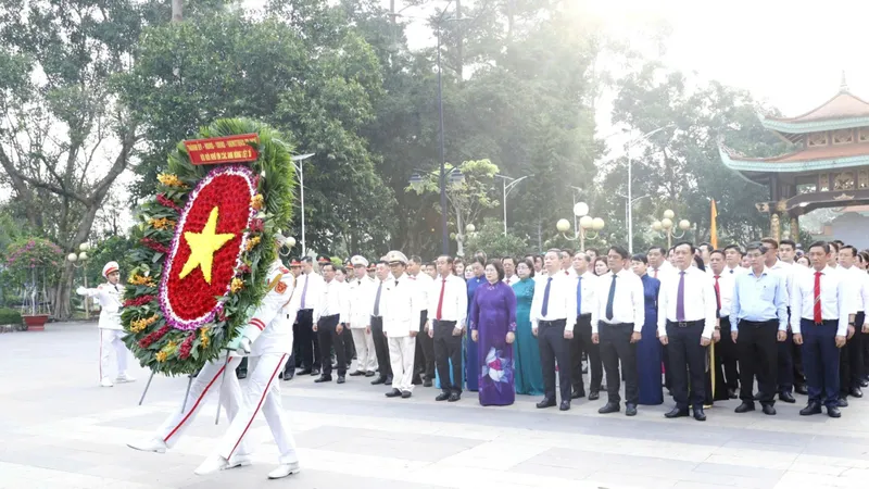 Lãnh đạo TPHCM dâng hương, dâng hoa các Anh hùng liệt sĩ