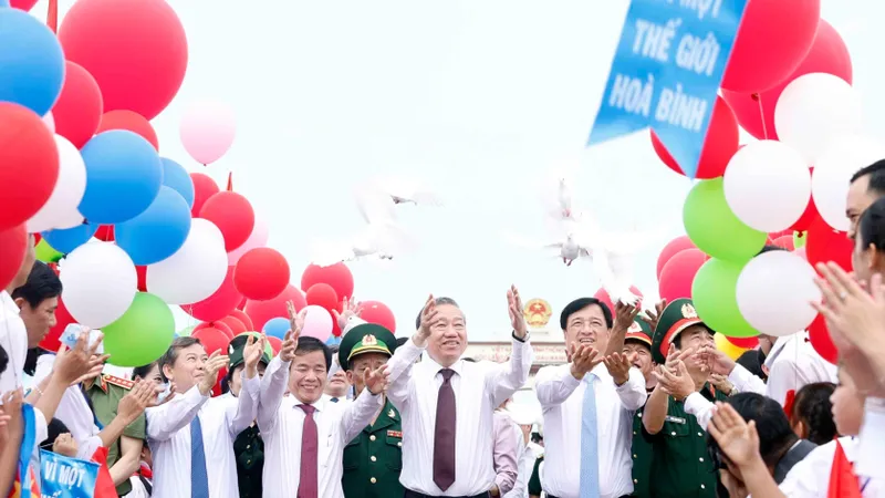 Tổng Bí thư, Chủ tịch nước Tô Lâm dự Lễ Thượng cờ "Thống nhất non sông"