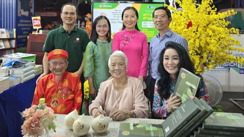 Một thế kỷ thăng trầm trên đôi vai mảnh dẻ