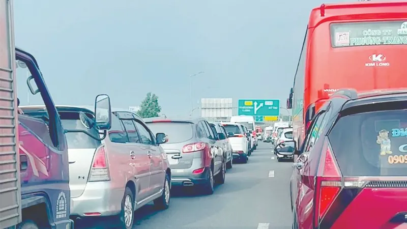 Người dân bắt đầu trở lại TPHCM sau nghỉ lễ: Xe đông nhưng không ùn tắc nghiêm trọng