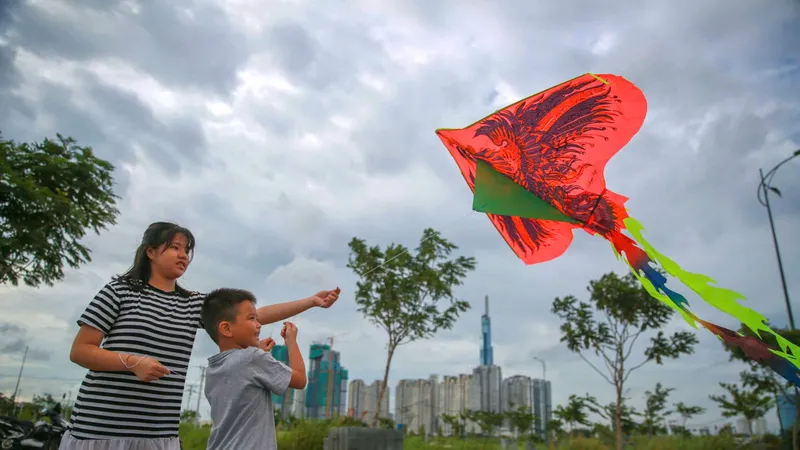 Bay cao giữa trời mùa hạ