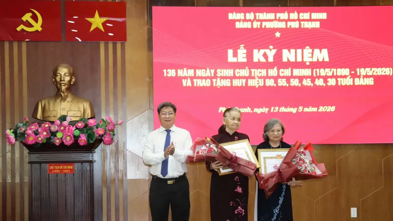 26 đảng viên phường Phú Thạnh (TPHCM) nhận Huy hiệu Đảng 