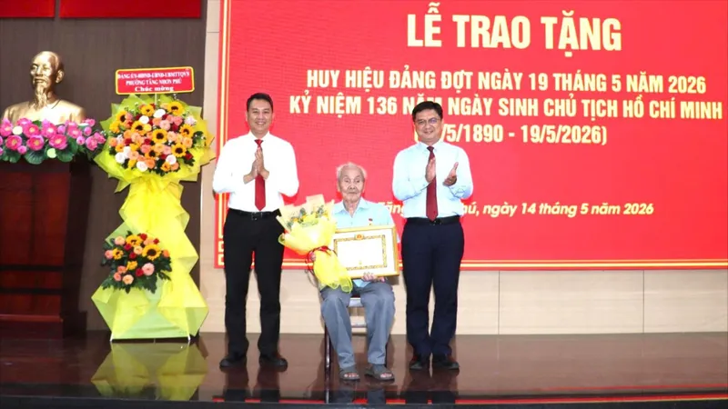 Trao Huy hiệu Đảng đến các đảng viên