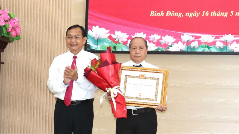 Phường Bình Đông trao Huy hiệu Đảng đến 22 đảng viên