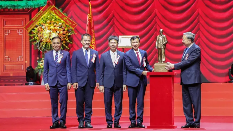 Tổng Bí thư, Chủ tịch nước Tô Lâm tặng bức tượng Chủ tịch Hồ Chí Minh cho Đại học Quốc gia Hà Nội. Ảnh: ĐHQGHN