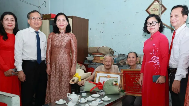Phường Bình Thới trao Huy hiệu Đảng đến 14 đảng viên