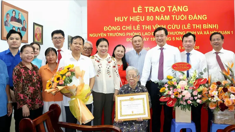 Đồng chí Lê Quốc Phong trao Huy hiệu 80 năm tuổi Đảng đến đảng viên