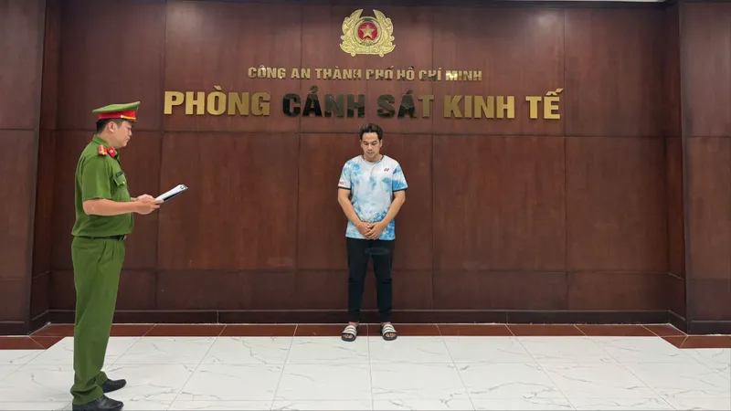 TPHCM: Khởi tố chủ chuỗi cửa hàng kinh doanh giày dép giả mạo thương hiệu