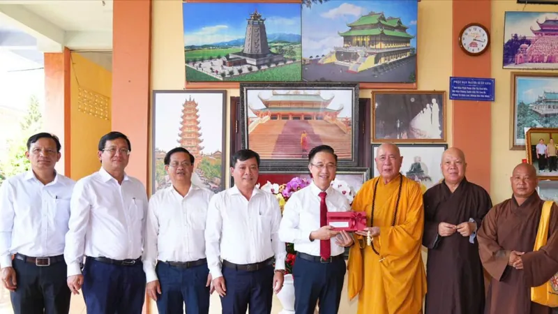 Lãnh đạo Thành ủy TPHCM chúc mừng Đại lễ Phật đản tại Tổ đình Đại Tòng Lâm