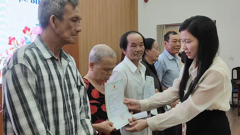 Xã Kim Long cấp căn cước cho các nhân khẩu đặc biệt
