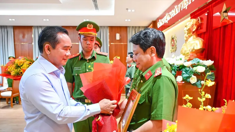 Chủ tịch UBND TPHCM khen thưởng chiến công phá nhanh vụ án bắn người nước ngoài
