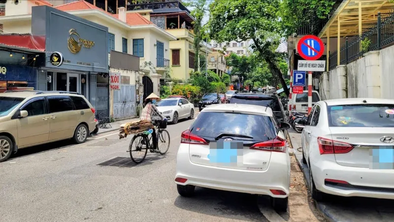Hà Nội đề xuất phạt đến 12 triệu đồng lỗi dừng xe trái quy định