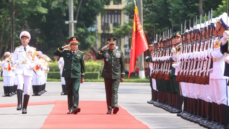 Đại tướng Nguyễn Tân Cương hội đàm với Tham mưu trưởng Lực lượng vũ trang Philippines
