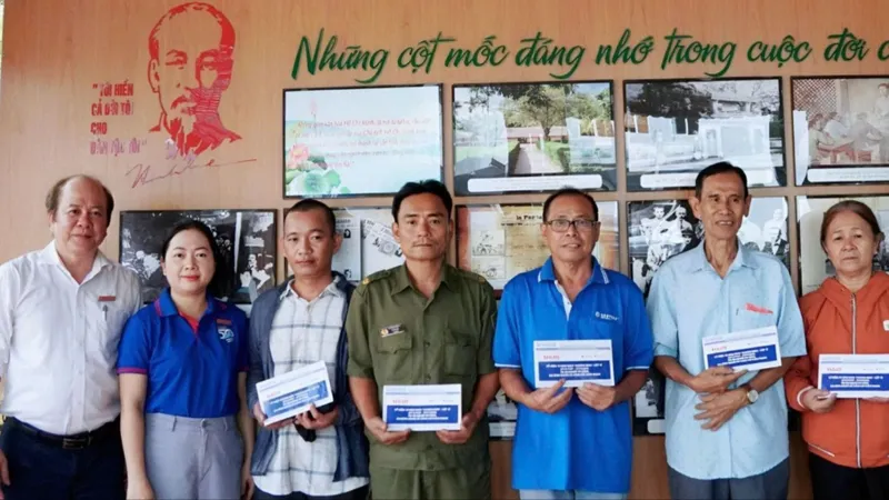 Báo Sài Gòn Giải Phóng tặng quà tri ân các gia đình người có công với cách mạng có hoàn cảnh khó khăn tại phường Trung Mỹ Tây (TPHCM). Ảnh: VIỆT NGA